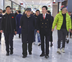 波司登品牌董事局主席高德康蒞臨歐亞賣(mài)場(chǎng)考察 集團(tuán)曹和平董事長(zhǎng)陪同